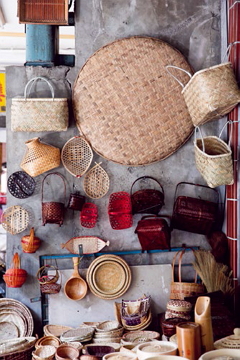 Dihua Street is home to shops that specialize in woven bamboo<br/>products.